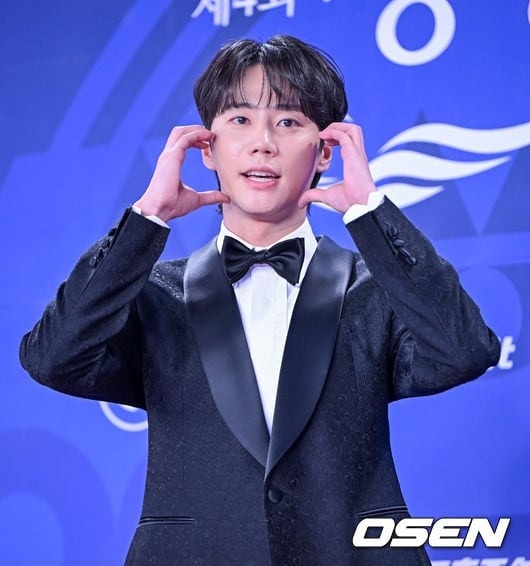 Lee Jun Young nhận nhầm giải thưởng của đàn anh. Ảnh: OSEN.