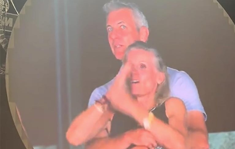 Phan ung sau vu CEO va nhan vien bi bat qua tang ngoai tinh hinh anh