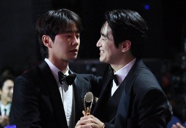 Tinh huong nhan nham cup o le trao giai Rong Xanh hinh anh