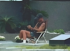 DJ Koo dau buon ben mo Tu Hy Vien hinh anh