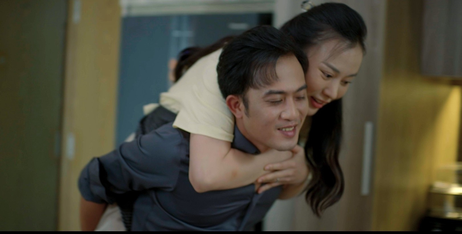 Phương Oanh, Doãn Quốc Đam trong phim.