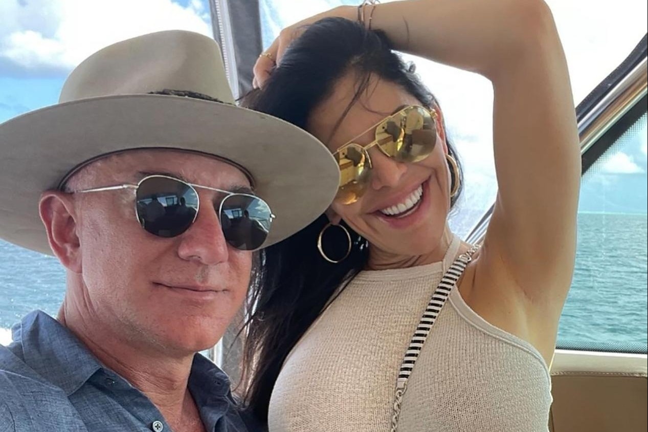 Vo chong ty phu Jeff Bezos doi anh trai 190.000 USD hinh anh