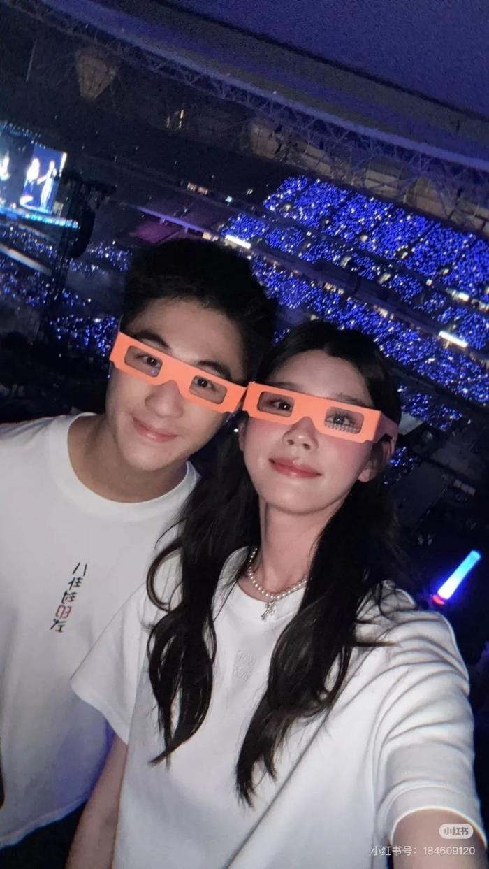 Hề Mộng Dao đăng ảnh cùng chồng đi xem concert. Ảnh: Weibo.