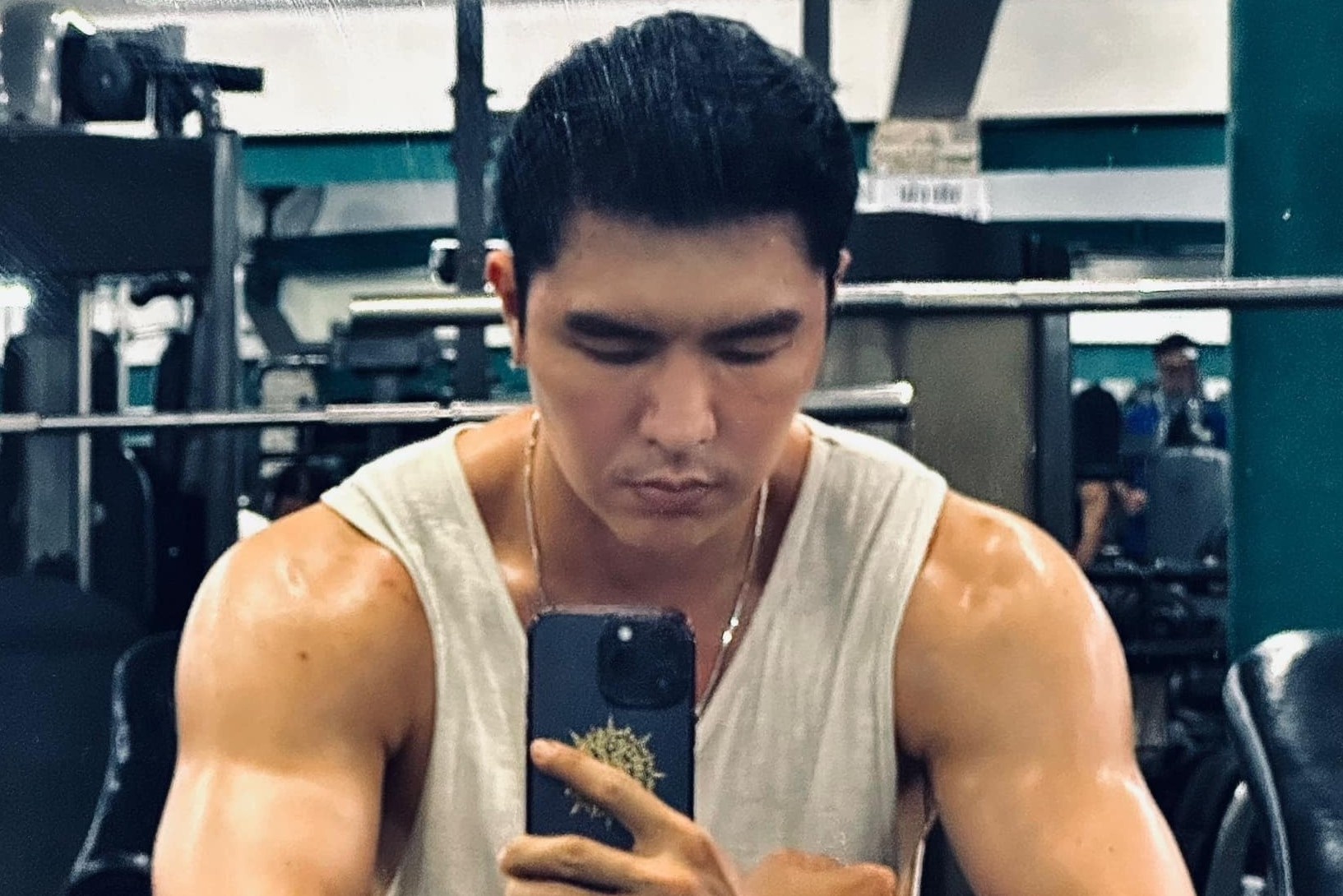 Nam dien vien duoc chu y voi than hinh vam vo hinh anh