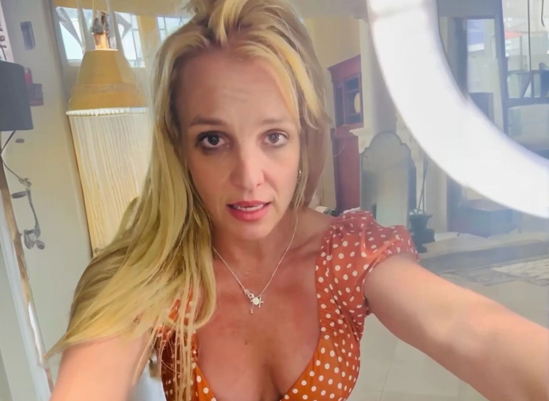 Britney Spears gay lo lang khi dang anh khoa than hinh anh