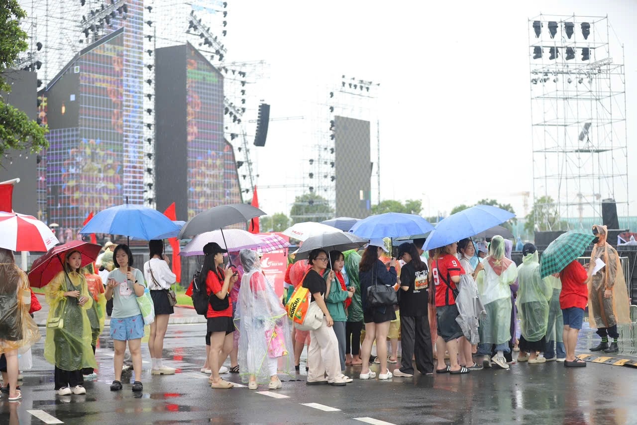 Dòng người xếp hàng chờ vào xem concert. Ảnh: Cổng thông tin Điện tử Bộ Văn hóa, Thể thao và Du lịch.