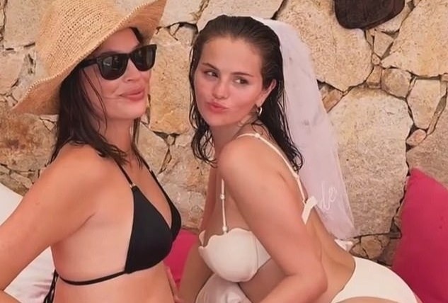 Nicola Peltz bi Selena Gomez 'cach mat'? hinh anh