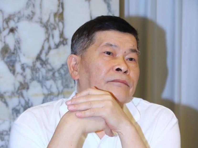 MC noi tieng pha san, ban khoai lang kiem song hinh anh