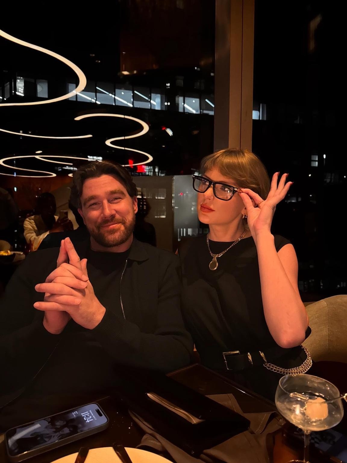 travis_kelce_posts_pictures_tayl.jpg