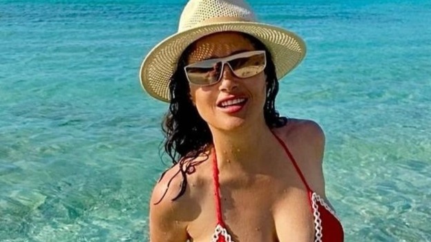 'Vo ty phu' Salma Hayek khoe dang kho tin o tuoi 59 hinh anh