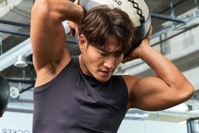 Dam cuoi 'kin tieng chua tung thay' cua Kim Jong Kook hinh anh