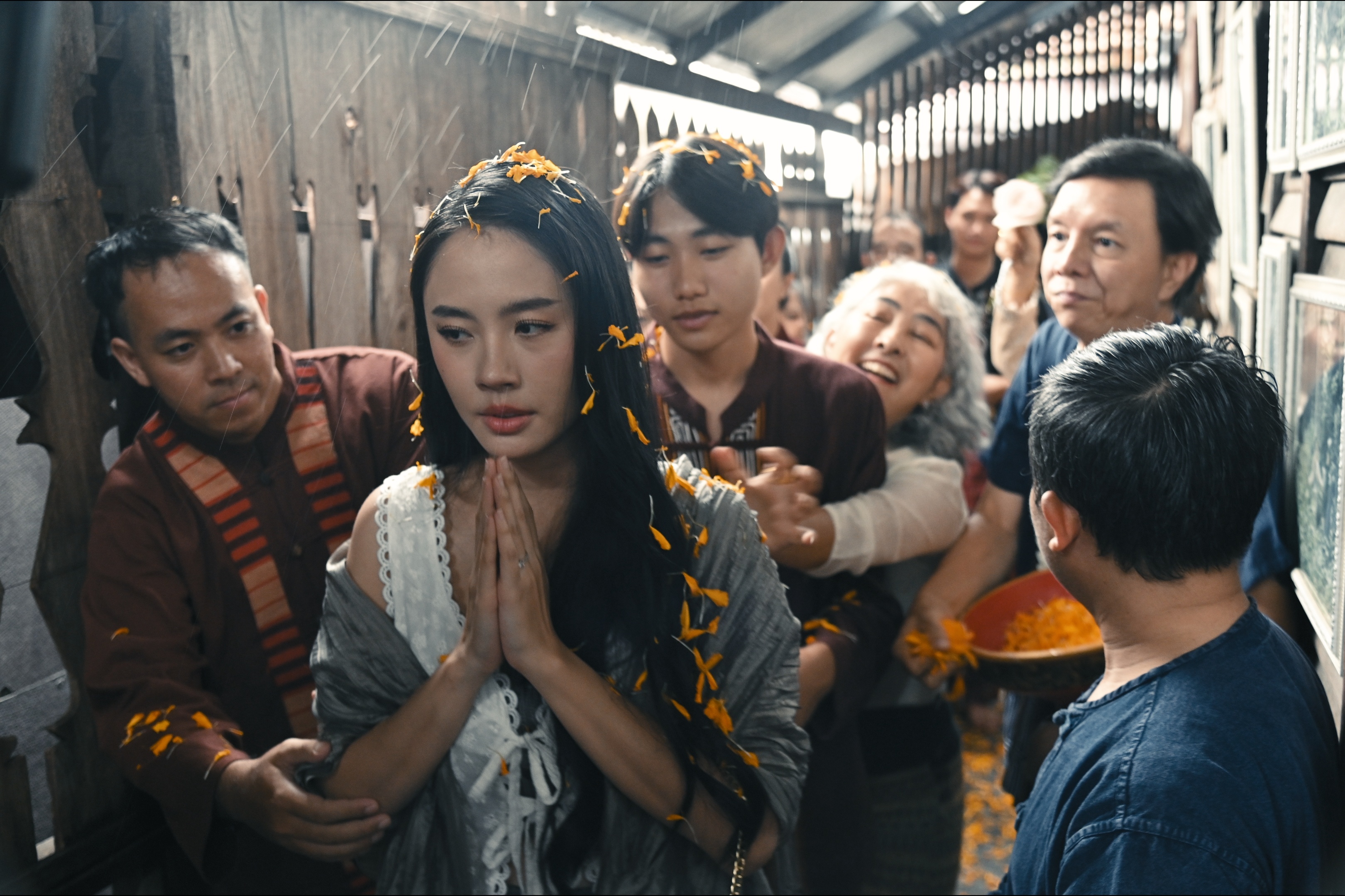 Cô dâu ma quy tụ dàn diễn viên và ê-kíp Việt - Thái.