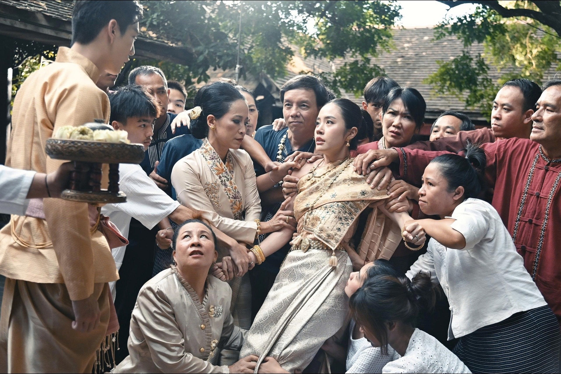 Cô dâu ma gặp khó trước 2 đối thủ mạnh là Mưa đỏ và Làm giàu với ma 2.