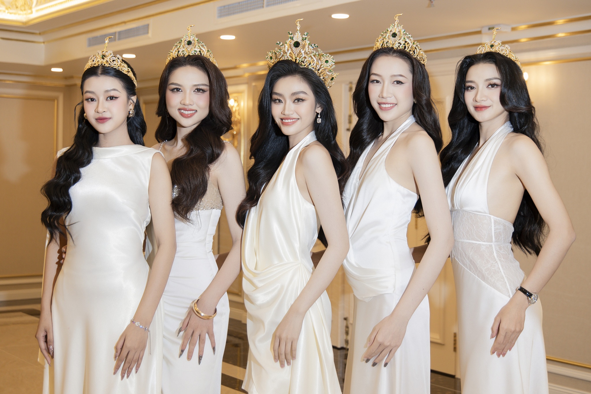 Hoa hậu Yến Nhi đọ sắc 4 á hậu