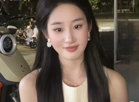 Co gai gay sot vi giong het Luu Diec Phi hinh anh