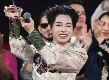 Duc Phuc vo dich cuoc thi hat o Nga hinh anh