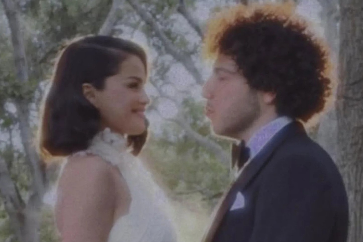 Selena Gomez cuoi hinh anh