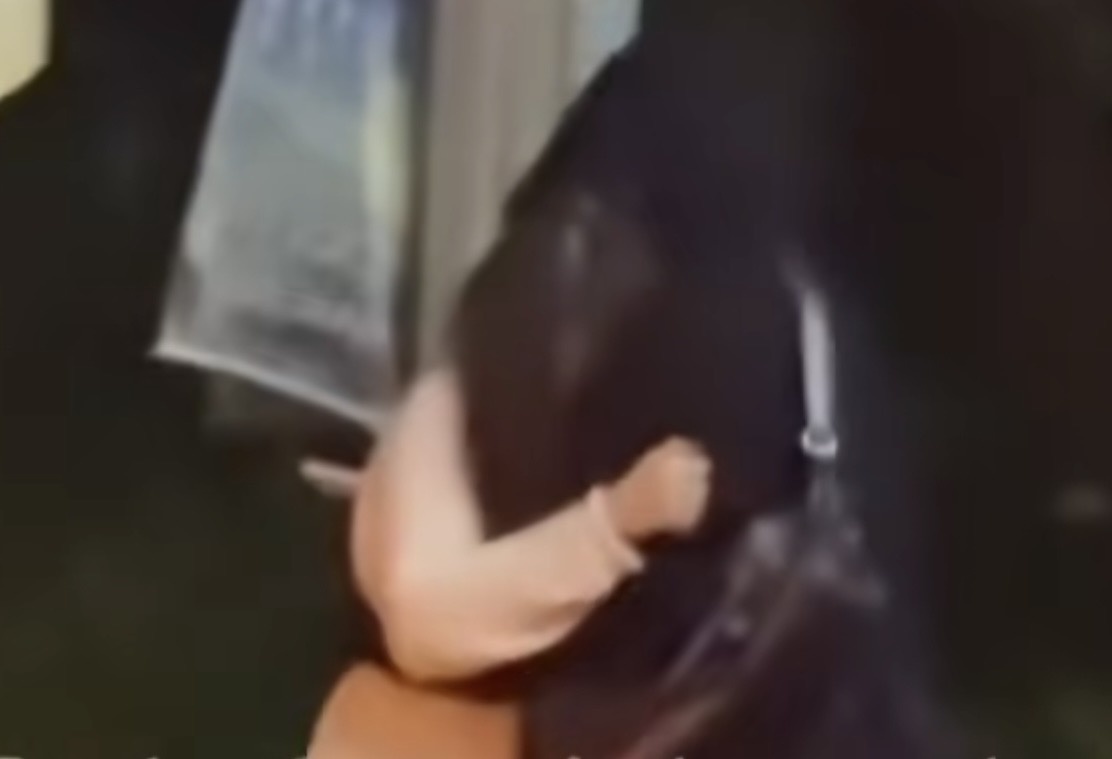 Nam ca si bi tung clip om ap co gai la o quan bar hinh anh