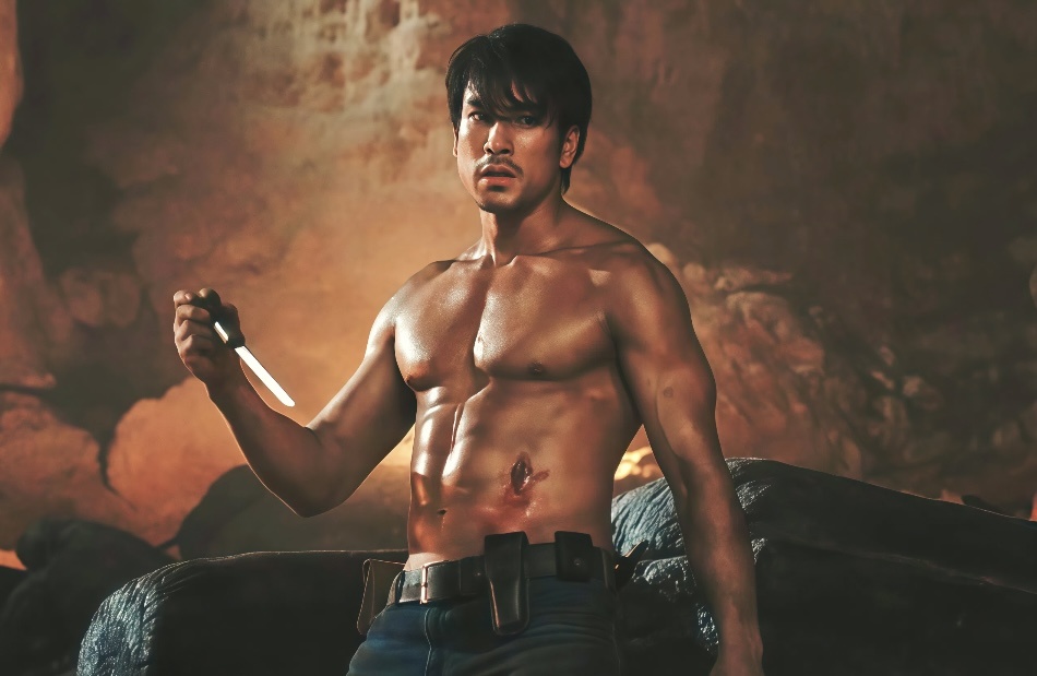 "Đặc sản" của Quỷ ăn tạng là những màn cởi áo khoe body của Nadech.