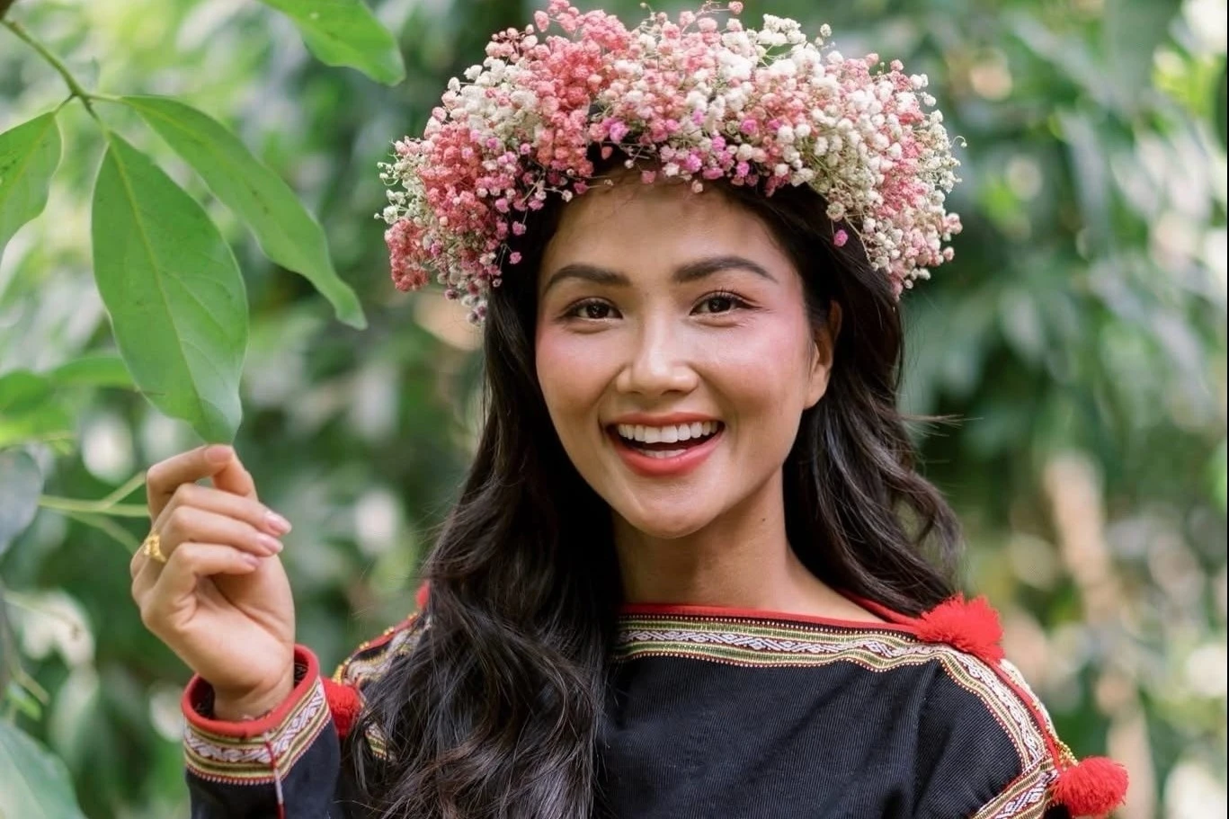 Cu say chan cua H'Hen Nie hinh anh