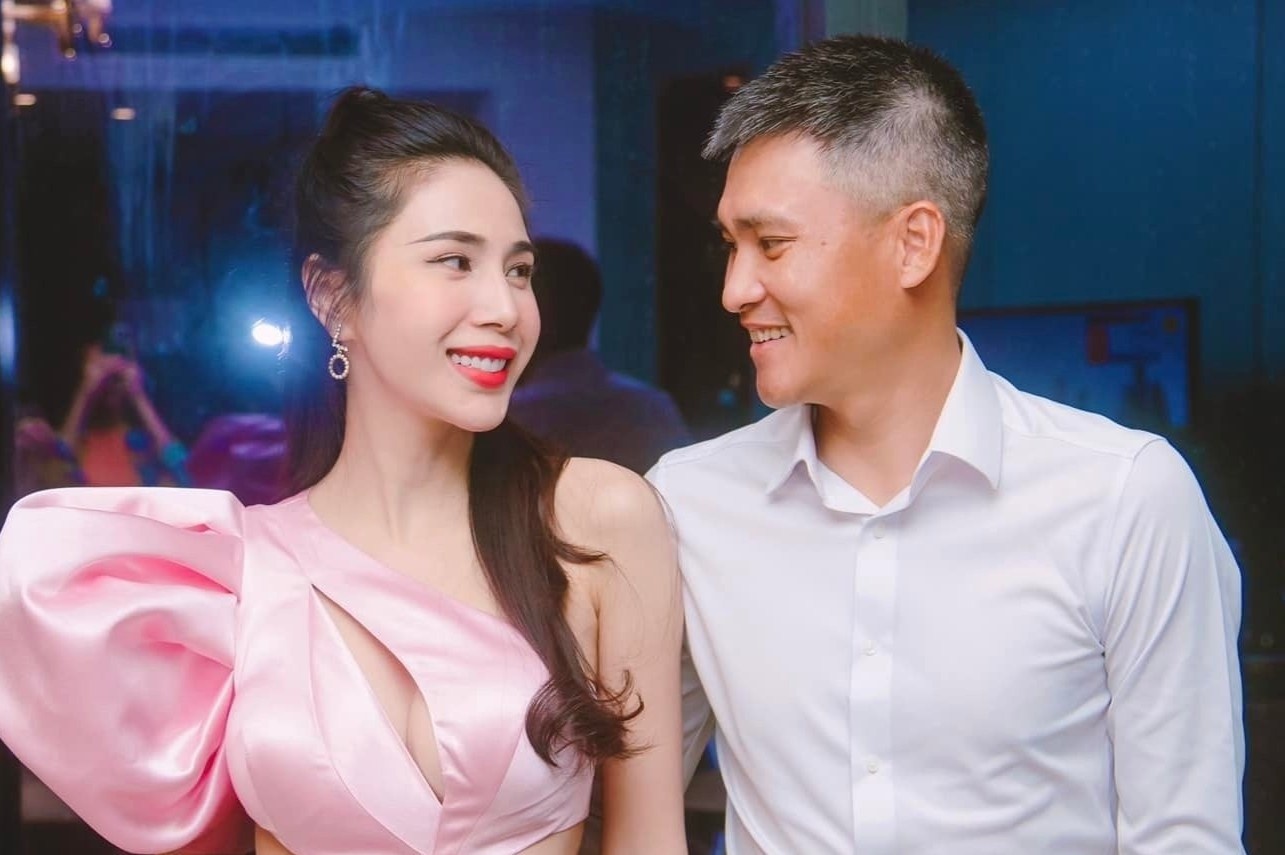 Vo chong Thuy Tien gan nhu 'bien mat' khoi mang xa hoi hinh anh