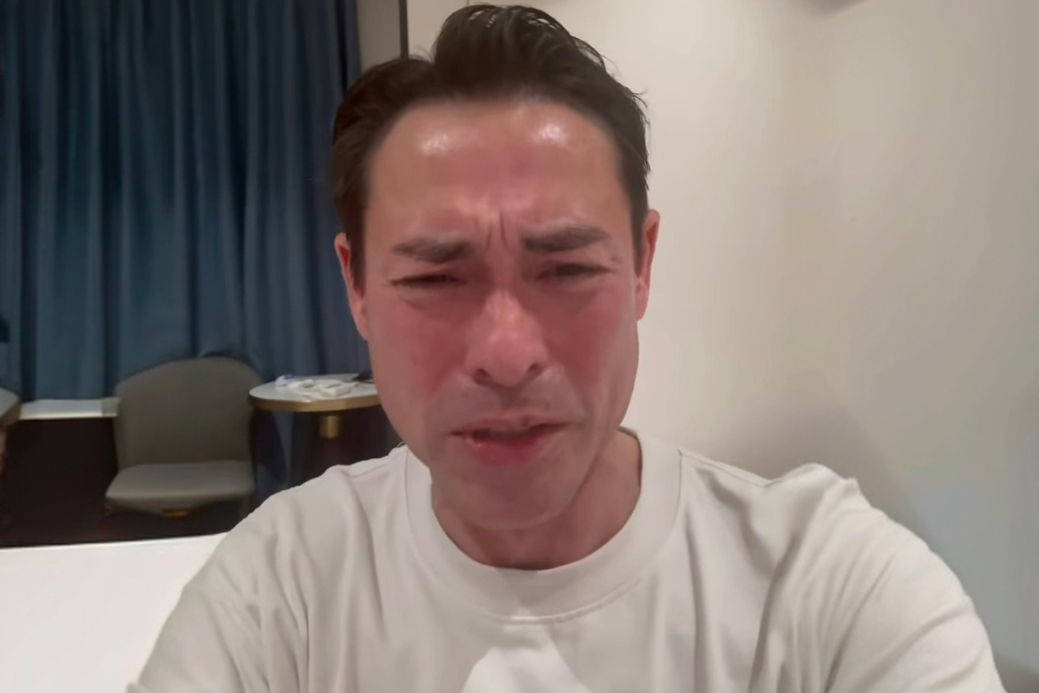 Dien vien Tuan Kiet bat khoc cau cuu hinh anh