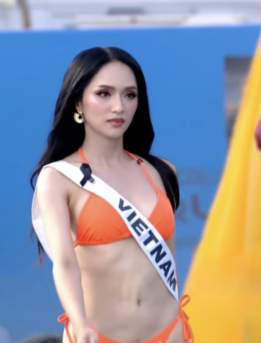 Hương Giang trình diễn swimsuit gây tranh luận tại Miss Universe 2025