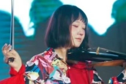 Ca si Hue Quan qua doi hinh anh