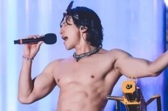 Bi Rain lot ao, trinh dien sexy hinh anh