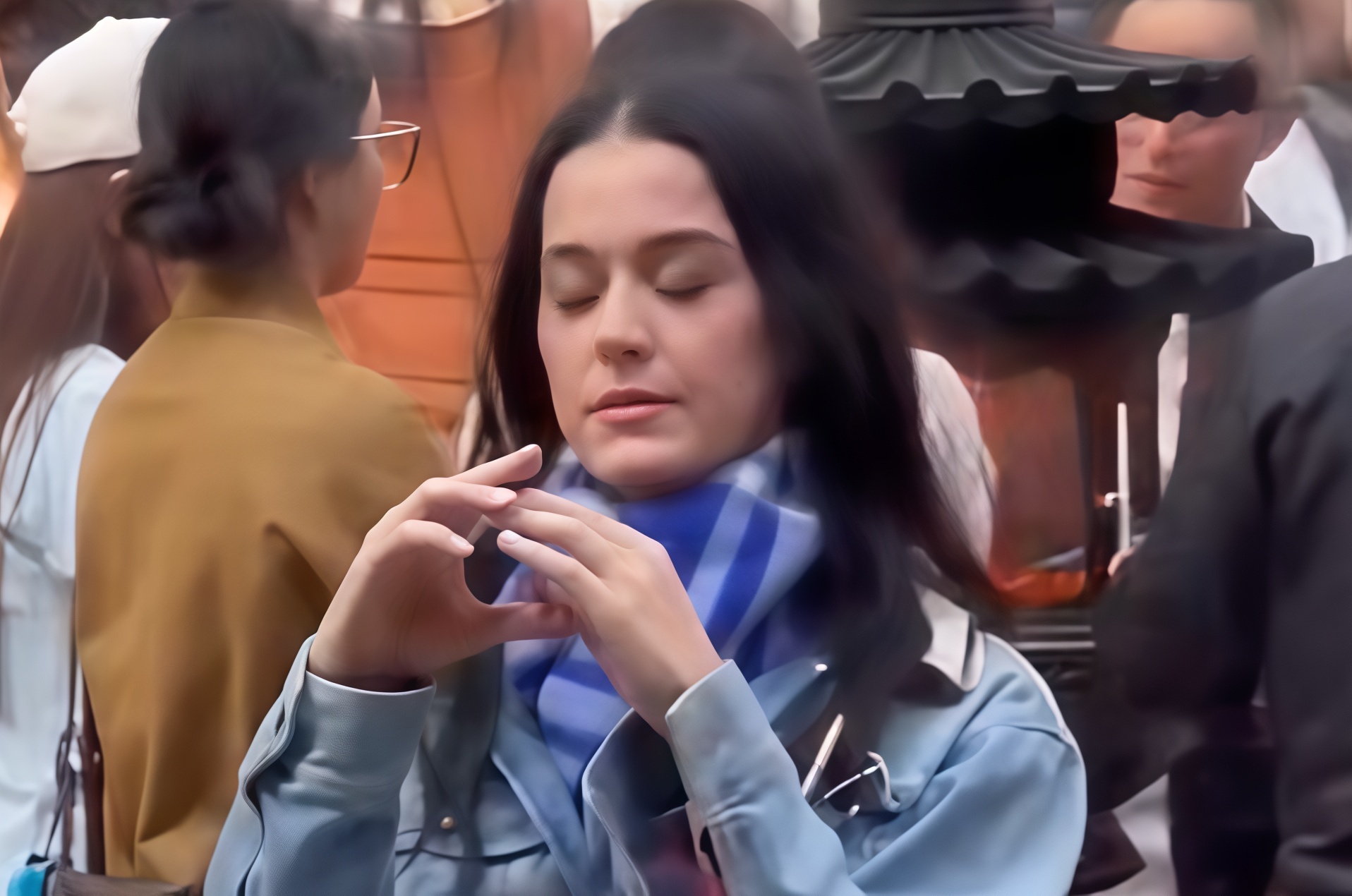 Katy Perry di chua thap huong hinh anh