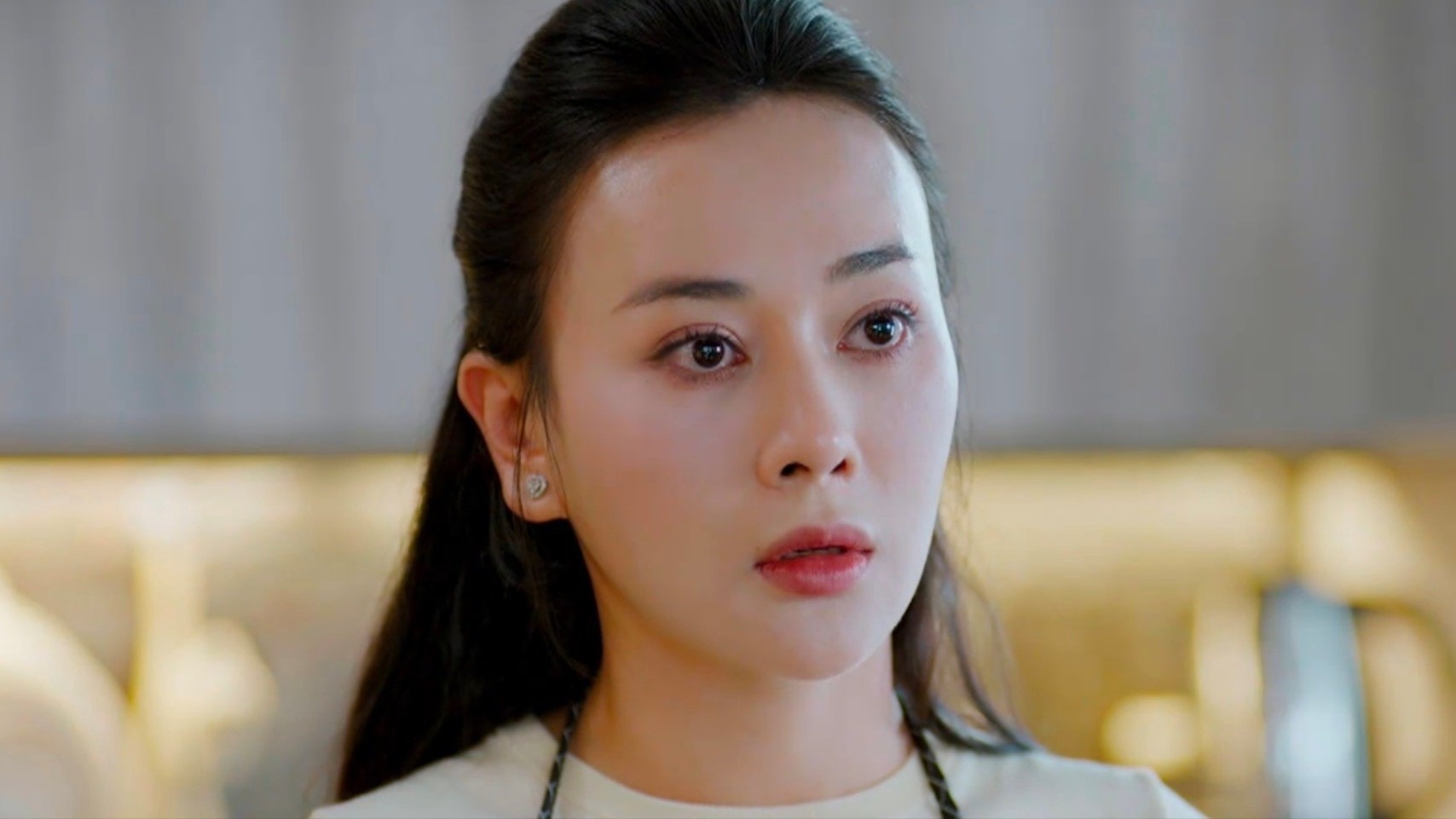 Vai chinh cua Phuong Oanh lai vap tranh cai hinh anh