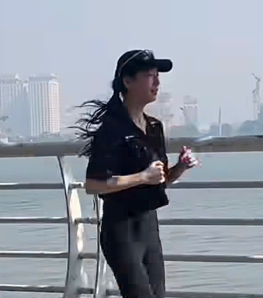 Hình ảnh Suzy chạy bộ ở hồ Tây