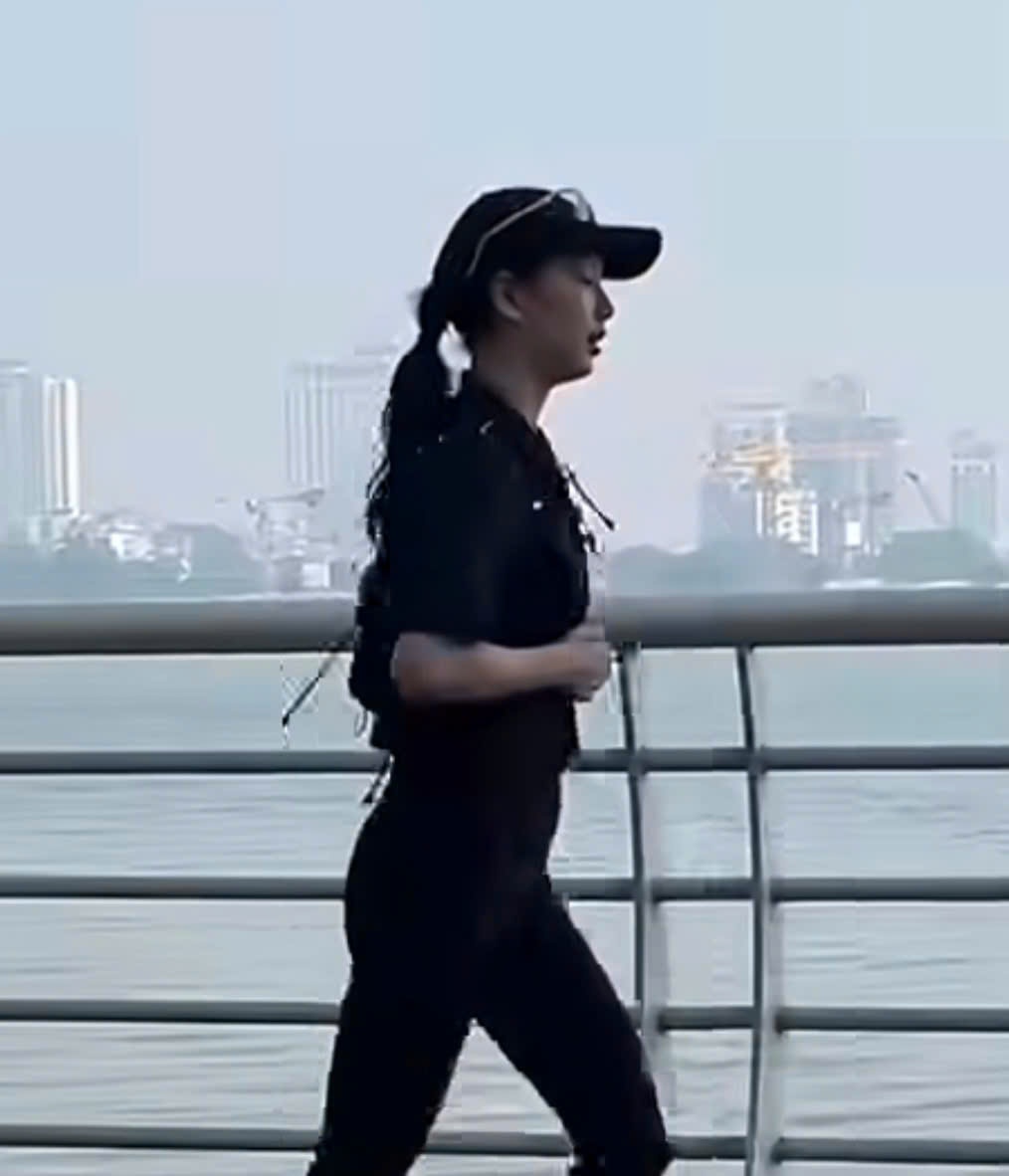 Hình ảnh Suzy chạy bộ ở hồ Tây