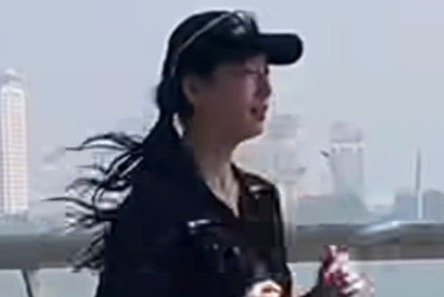 Bao Han dua tin Suzy chay bo o Ho Tay hinh anh