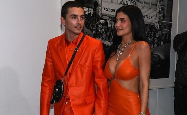 Kylie Jenner qua goi cam ben ban trai hinh anh