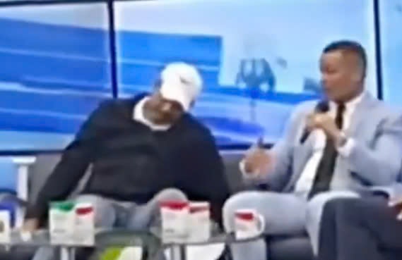 BLV Mario Urena dot tu ngay tren song truyen hinh hinh anh