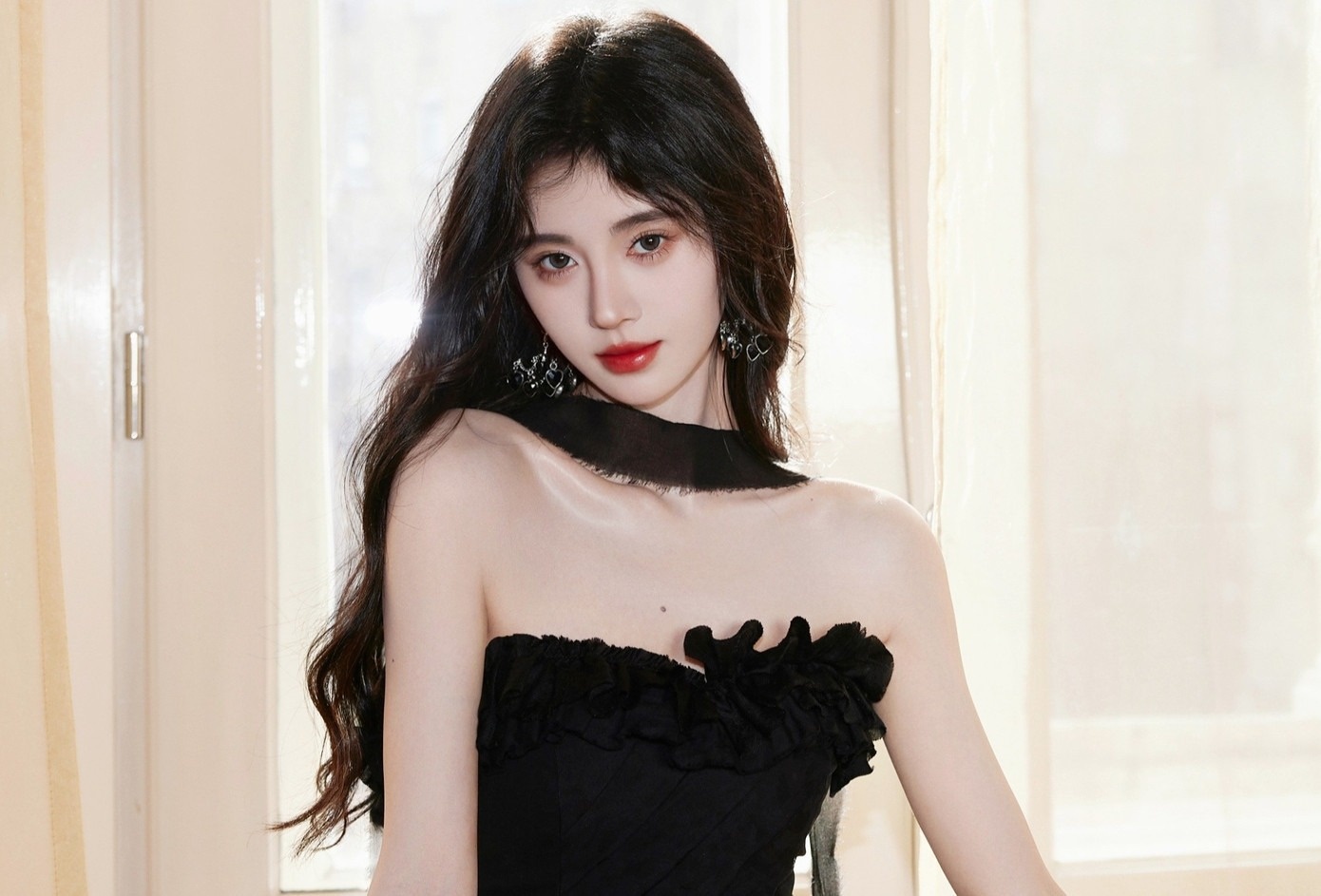 Tiet lo ve bua tiec kin giua nghe si va thieu gia hinh anh