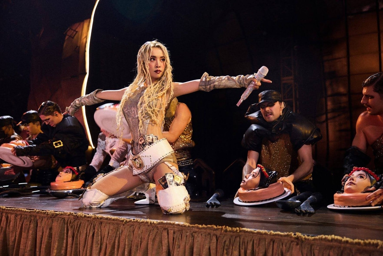 Chan dung nu ca si chi 760 ty dong mang bo tot, mang xa len san khau hinh anh