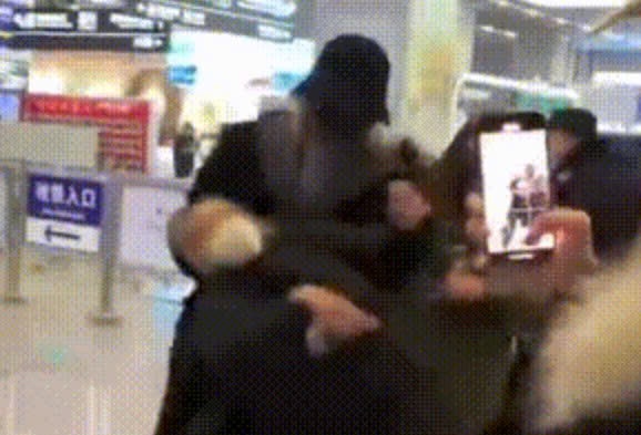 Nam ca si tum toc, vat nga co gai tai ga tau hinh anh