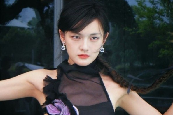 Nguoi dan ong gay phan no vi quay roi, lang ma dien vien Van Ky hinh anh