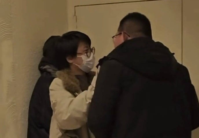 Nu dien vien Van Ky bi quay roi, lang ma hinh anh