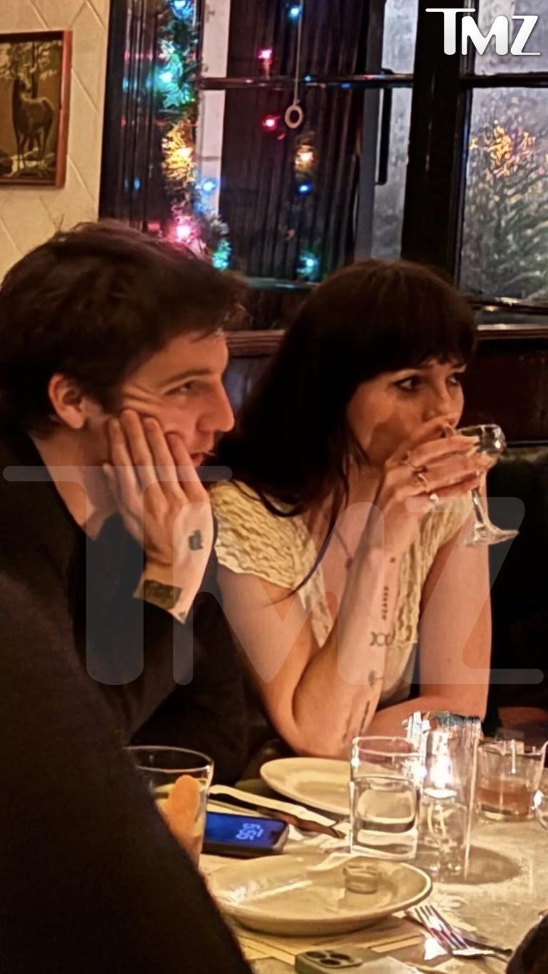 Dakota Johnson anh 1