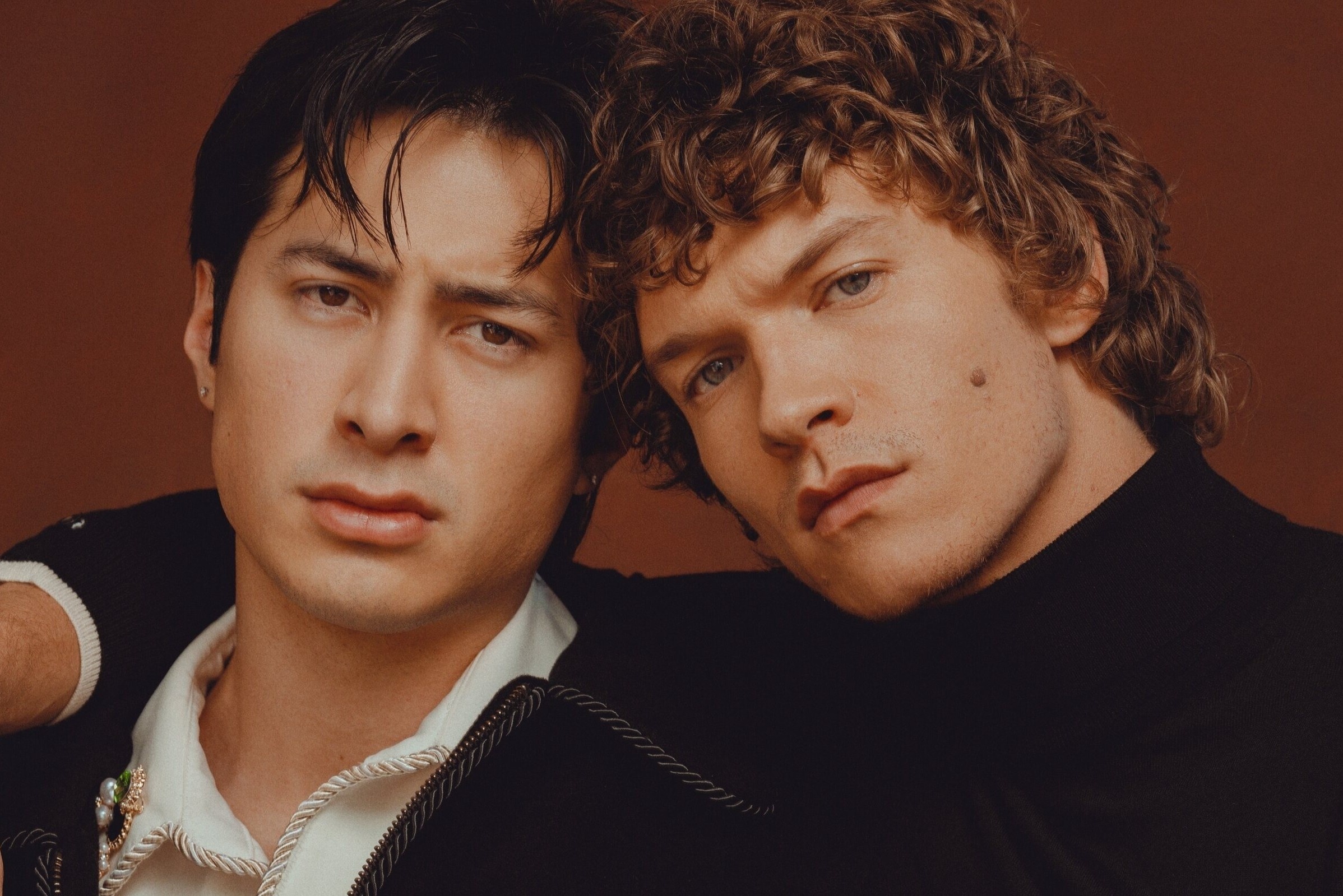 Hai chang trai gen Z gay bao toan cau hinh anh