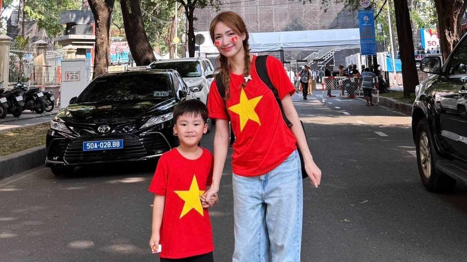 Hoa Minzy hen ra pho di bo Nguyen Hue co vu U23 Viet Nam hinh anh