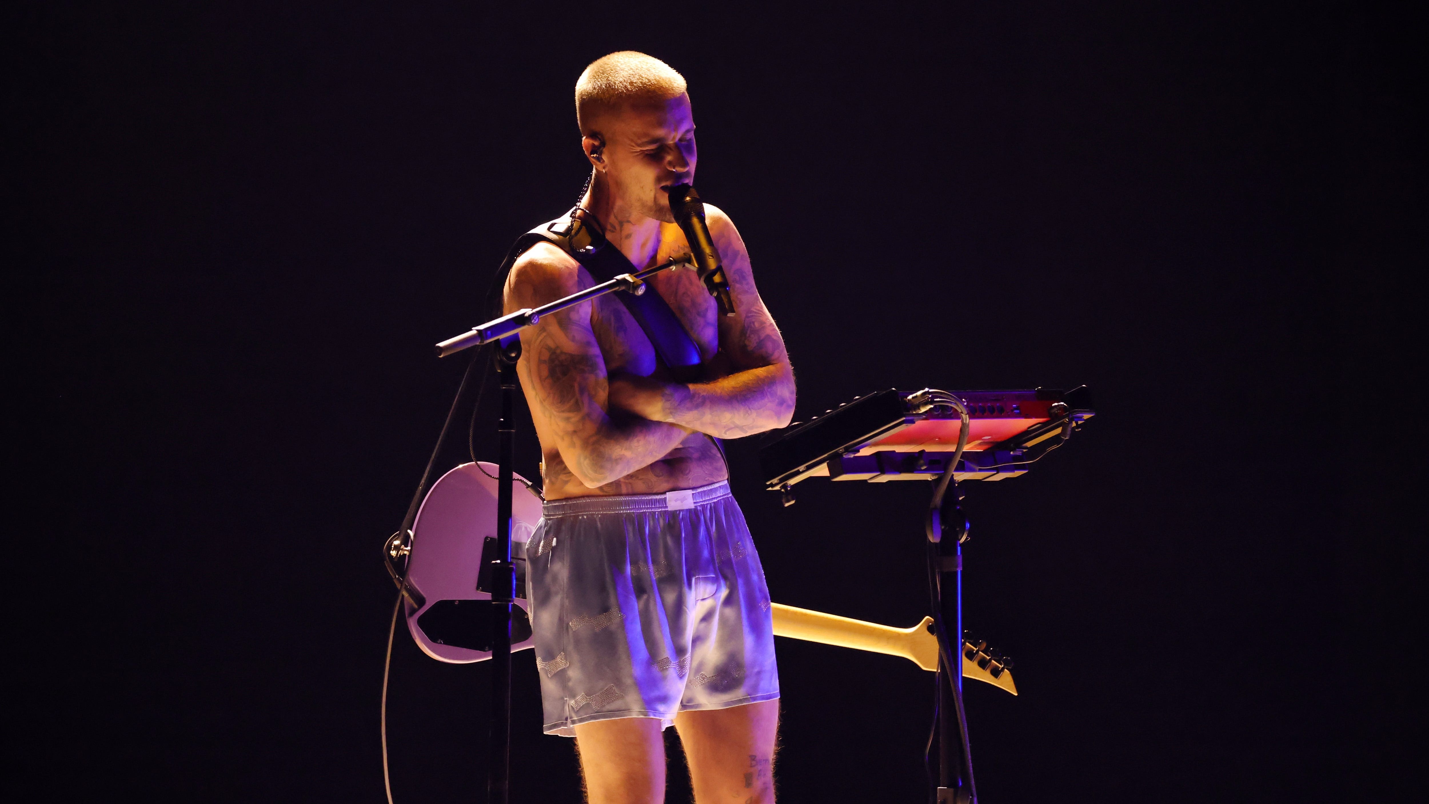 Justin Bieber coi tran, mac quan dui len san khau Grammy hinh anh