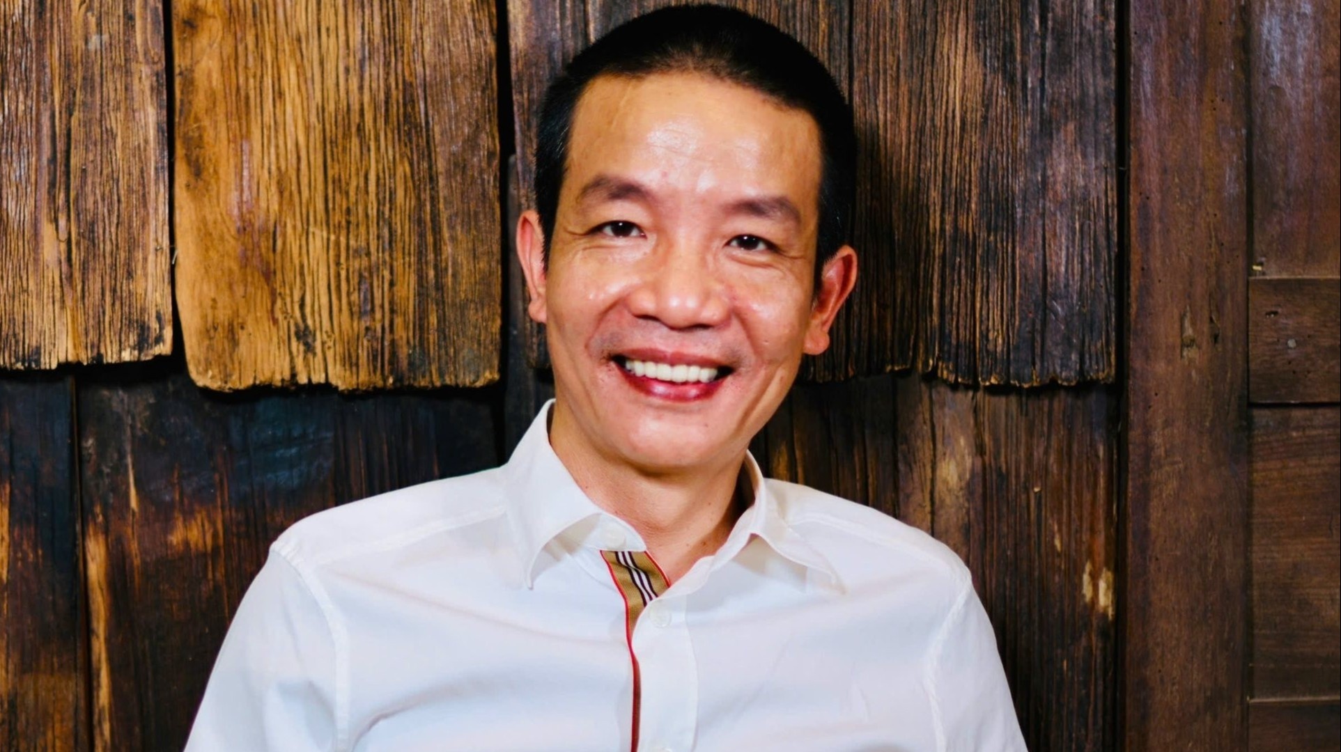 Nguyen Vinh Tien tro thanh y si o tuoi 52 hinh anh