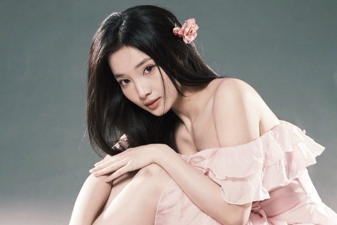 Danh tinh nguoi dep dong phim 18+ 'Quy nhap trang 2' hinh anh