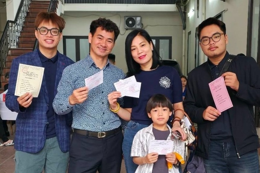 Gia dinh NSND Xuan Bac di bau cu hinh anh