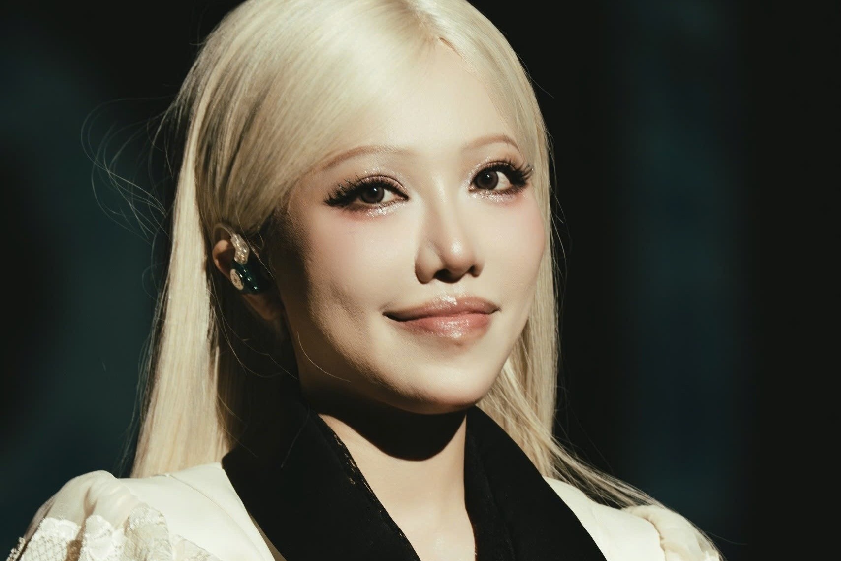 Phung Khanh Linh bien hoa trong concert 2.000 khan gia hinh anh