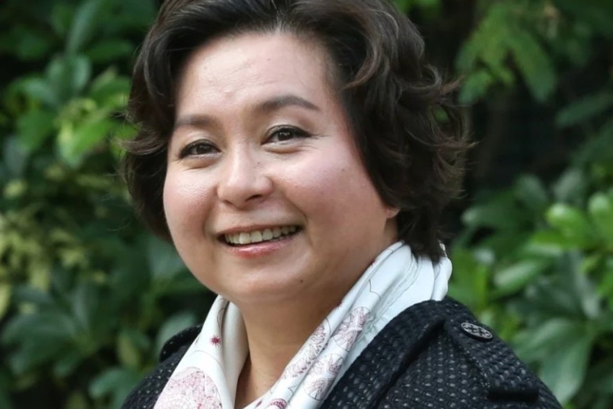 Con gai 'vua song bac Macau' qua doi hinh anh